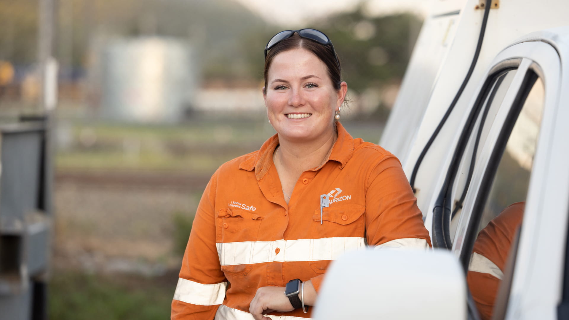 aurizon-employee-and-vehicle-smiling