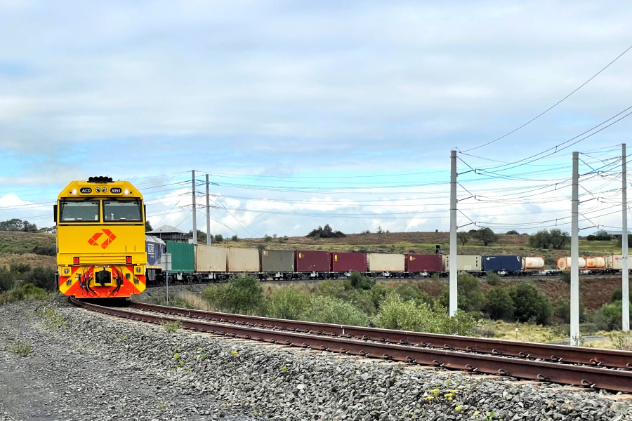 train-containerised-freight-north-south-service-glenlee