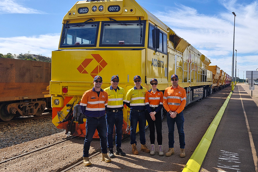 Aurizon and Yilgarn standing in front of train yilgarn_aurizon_first_train_iron_ore