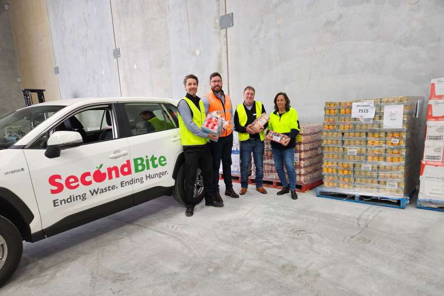 aurizon-employee-with-secondbite-staff