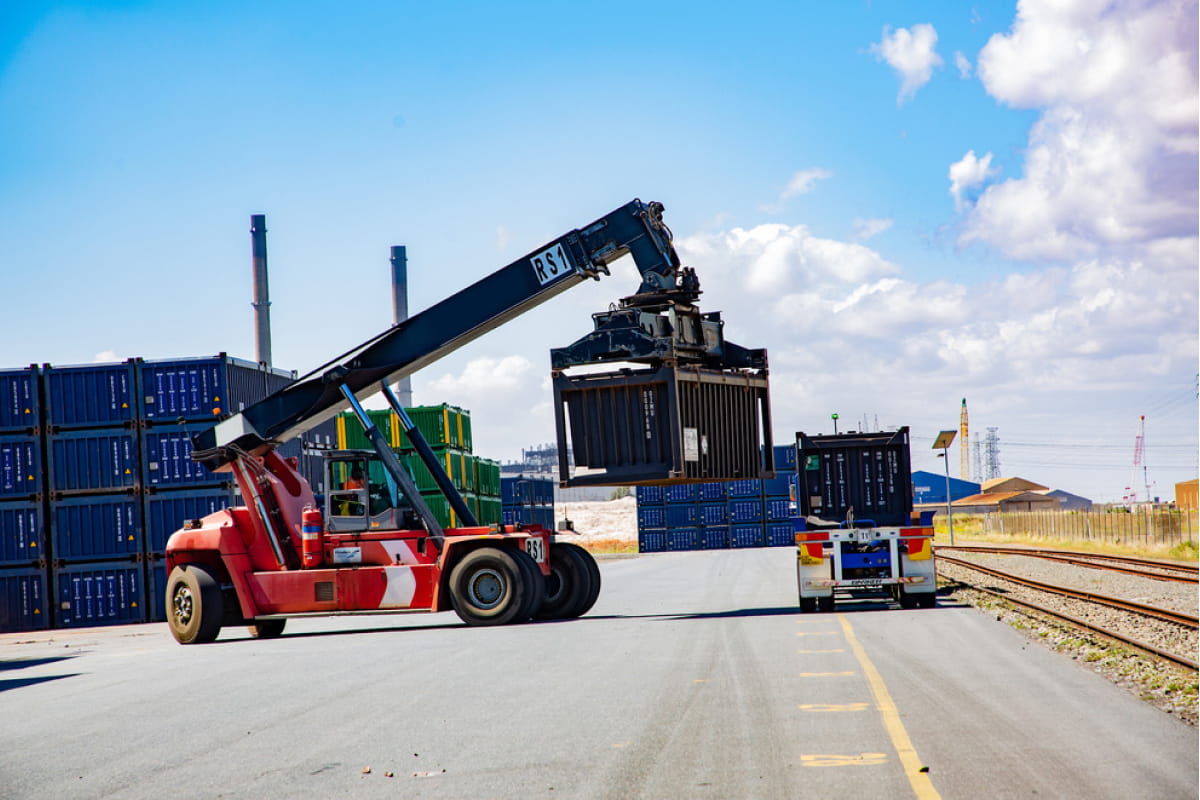 reach-stacker-loading-container