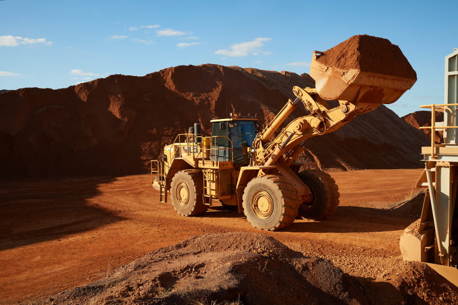 loader-loading-bauxite