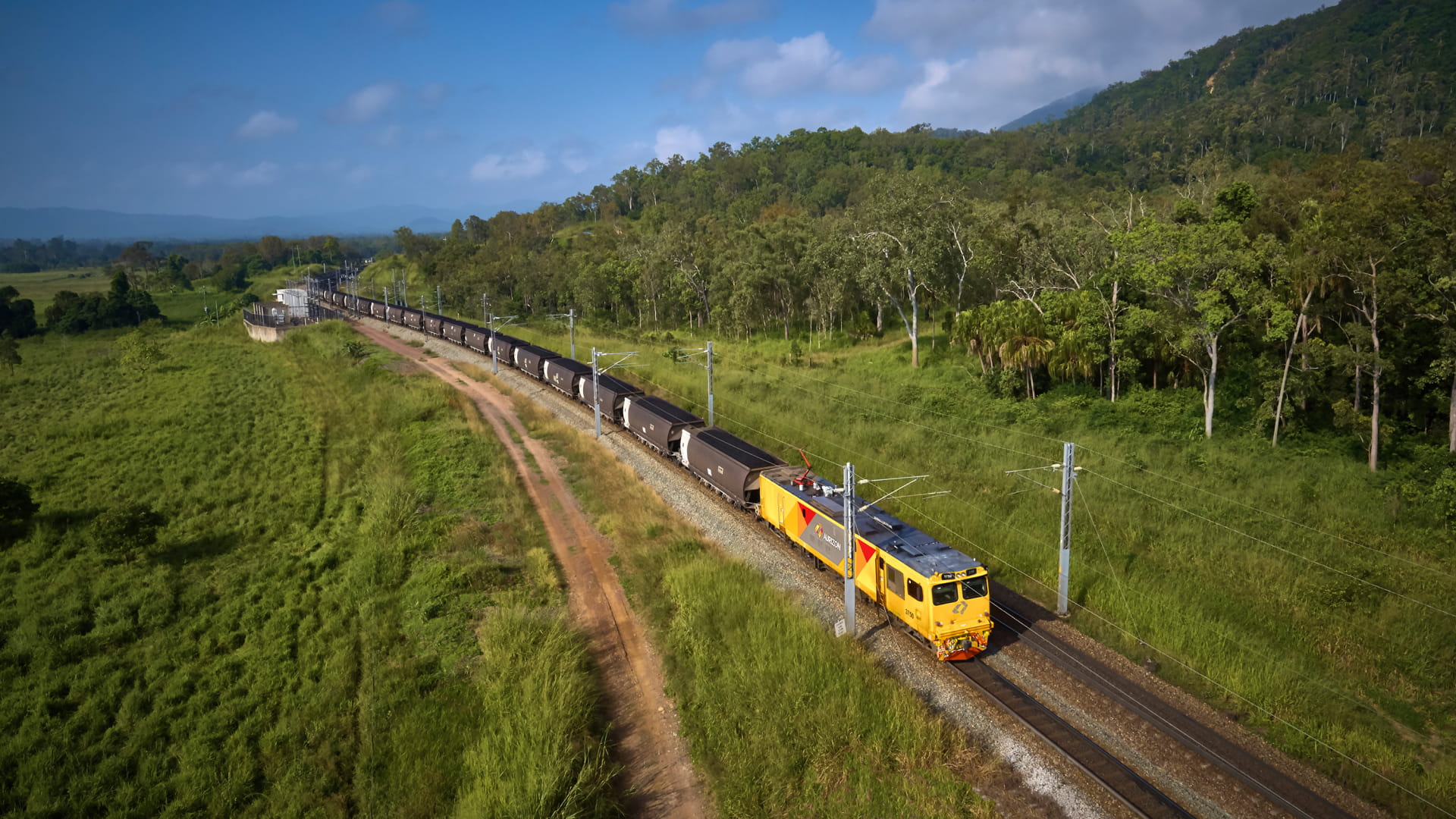 aurizon-coal-train-cqcn-header-banner