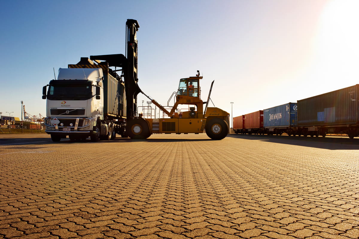 reach-stacker-unloading-container